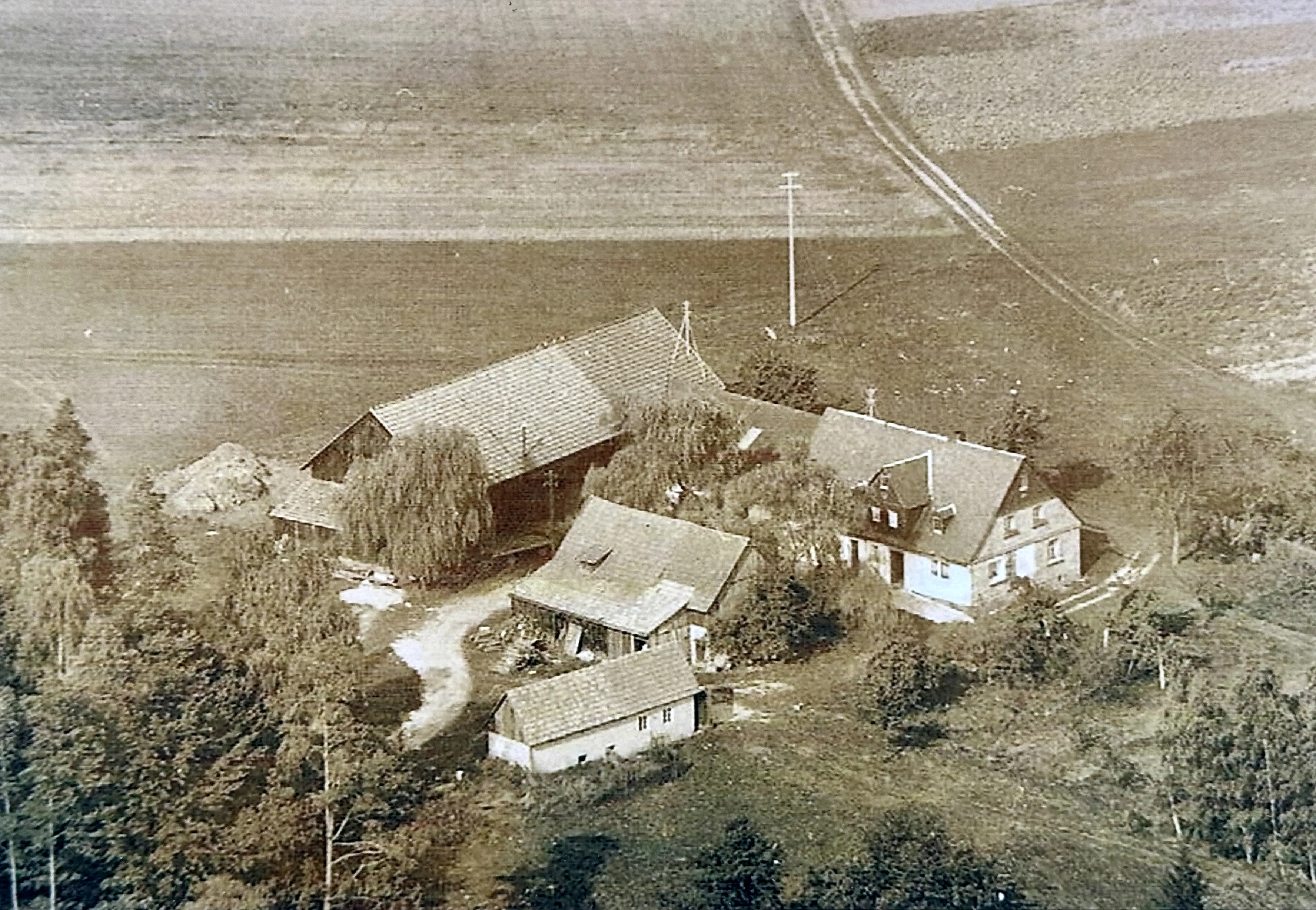 Historische Luftaufnahme des Einödhofs Holzlucken